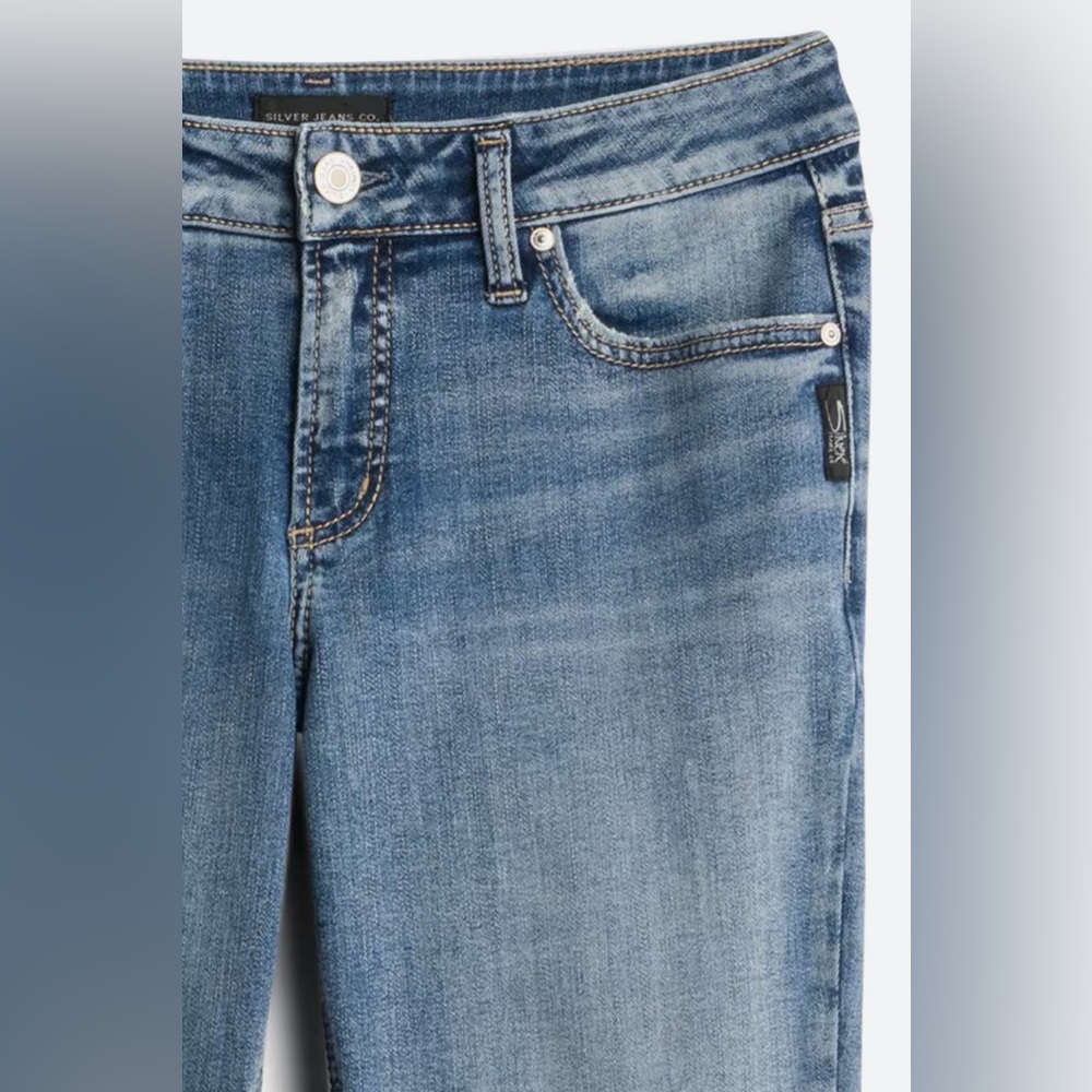 SUPER comfy 💕 Silver Jeans Co, 8P, indigo, mid rise bootcut jeans w/stretch.